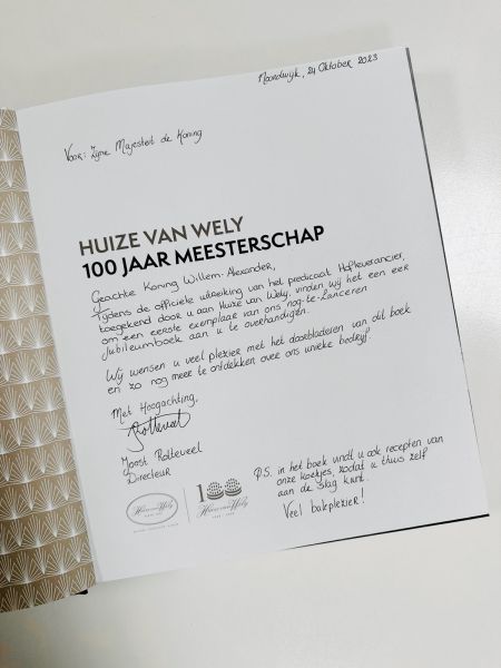 Huize van Wely-jubileumboek eerste exemplaar Koning Willem-Alexander